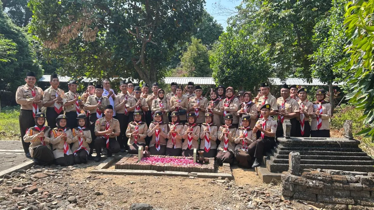 
MENDOAKAN: Kwarcab Kudus foto bersama usai berziarah ke tokoh Pramuka. (INDAH SUSANTI/RADAR PATI)
