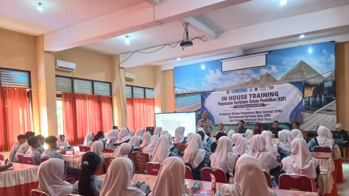 
PELAKSANAAN: Terpidana Pujianto saat menjalankan hukuman kerja sosial di salah satu sekolah di Blora.  (EKO SANTOSO/RADAR PATI)