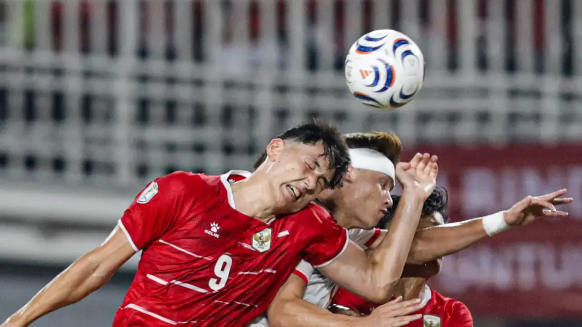 Pesepak bola Timnas Indonesia Mitchell Lee Baker berebut bola udara dengan pemain Timnas Vietnam pada pertandingan Grup A Piala AFF 2026 di Stadion Gelora Pakansari, Kabupaten Bogor, Jawa Barat, Senin (3/8/2026). (Salman Toyibi/Jawa Pos)