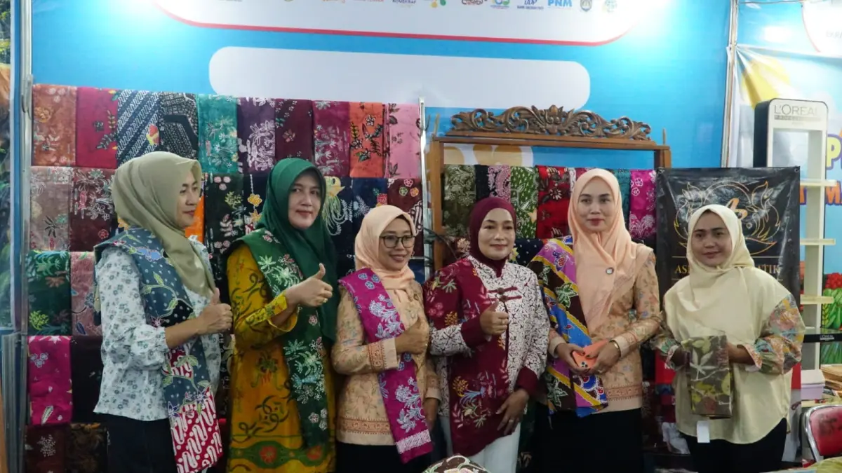 Plt Ketua TP PKK Kabupaten Pati, Dwi Risma Ardhi Chandra saat mengunjungi stand produk batik tulis khas Pati.