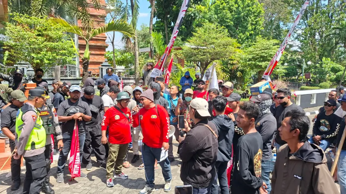 SUARAKAN: Sejumlah anggota DPRD Kudus menemui puluhan massa yang melakukan aksi untuk menyuarakan aspirasi di depan Gedung DPRD Kabupaten Kudus, Kamis (6/8).  (ANDIKA TRISNA SAPUTRA/RADAR PATI)