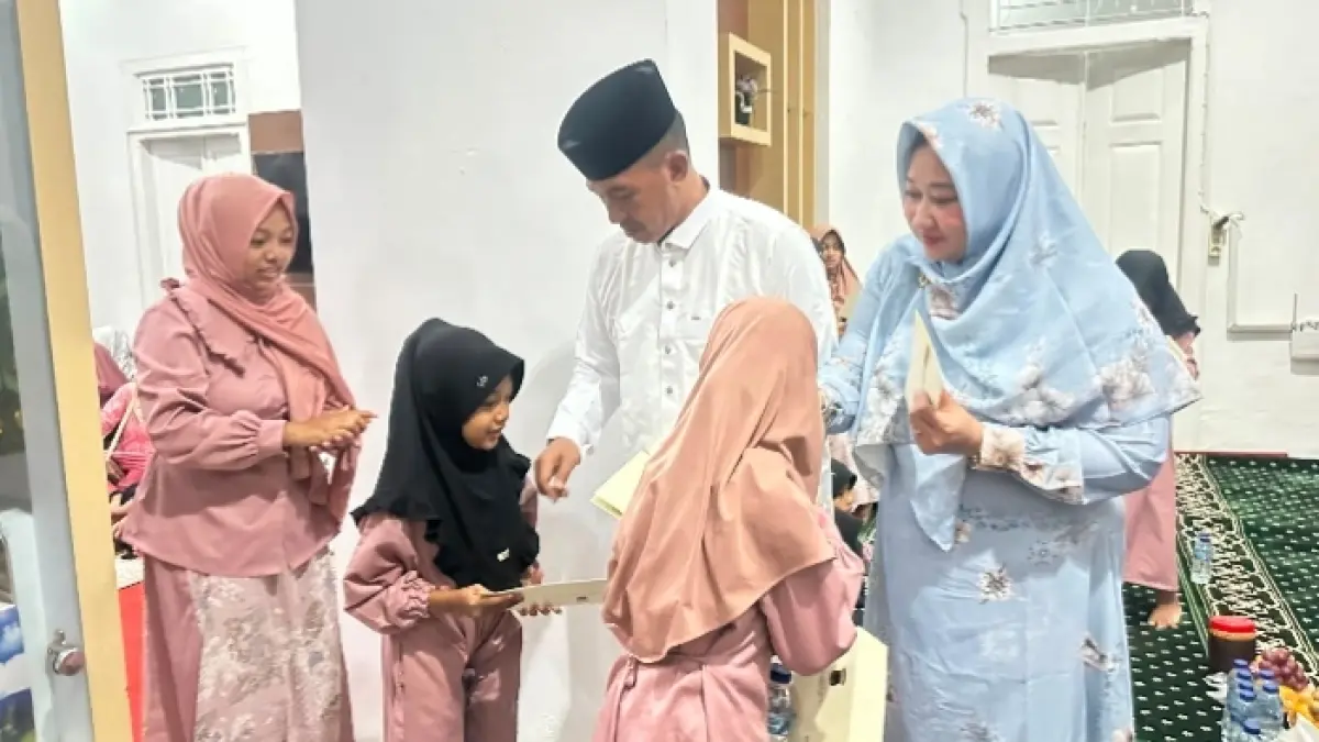 BAROKAH: Kapolresta Pati Kombes Pol Sigit memberikan santunan kepada anak yatim di Rumdin Kapolresta Pati kemarin. 