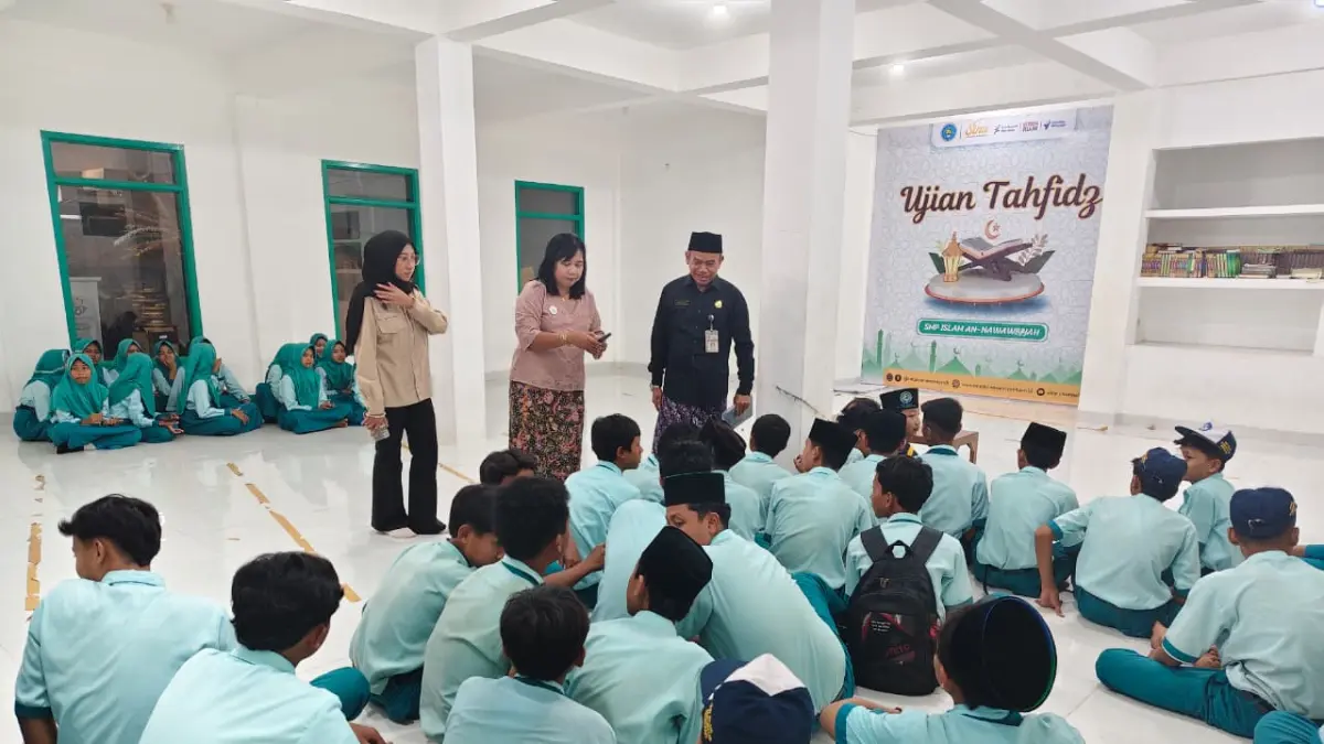 CEK LANGSUNG: PIC MBG Dindikpora sekaligus Kabid Pembinaan SMP bersama Dinkes dan Perwakilan SPPI cek langsung siswa SMP Islam An-Nawawiyahh usai ada yang diare massal. (PIC MBG DINDIKPORA UNTUK RADAR PATI)