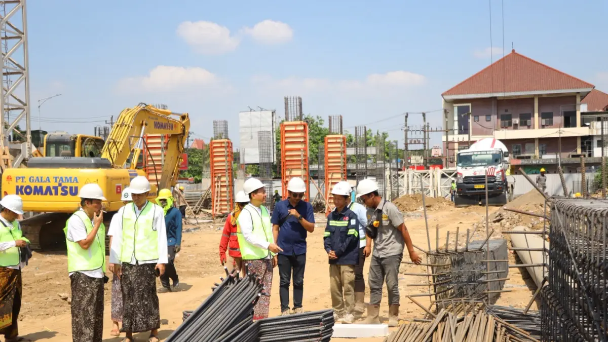 CEK PROYEK: Bupati Kudus Sam’ani Intakoris mengecek pembangunan Gedung Kudus Sehat. (DINAS KOMINFO UNTUK RADAR PATI)
