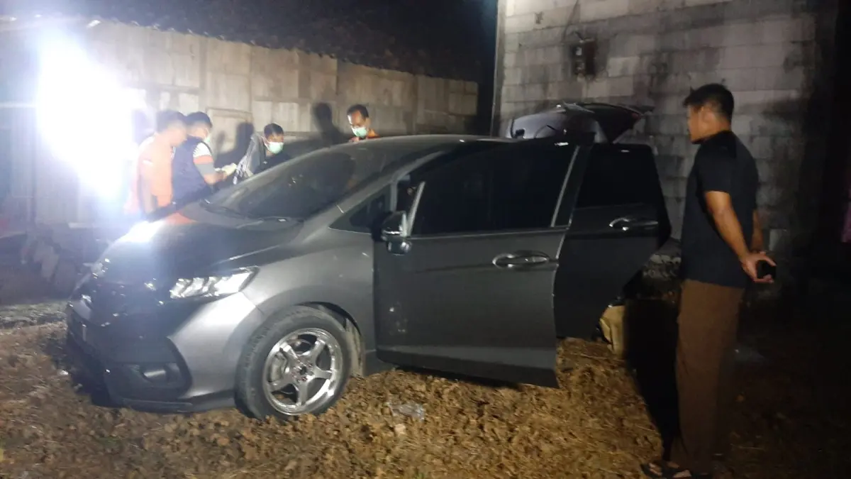 OLAH TKP: Anggota Polsek Klambu bersama tim Inavis lakukan olah TKP kejadian kebakaran di rumah warga Desa Taruman, Kecamatan Klambu, Grobogan. (SIROJUL MUNIR/RADAR PATI)