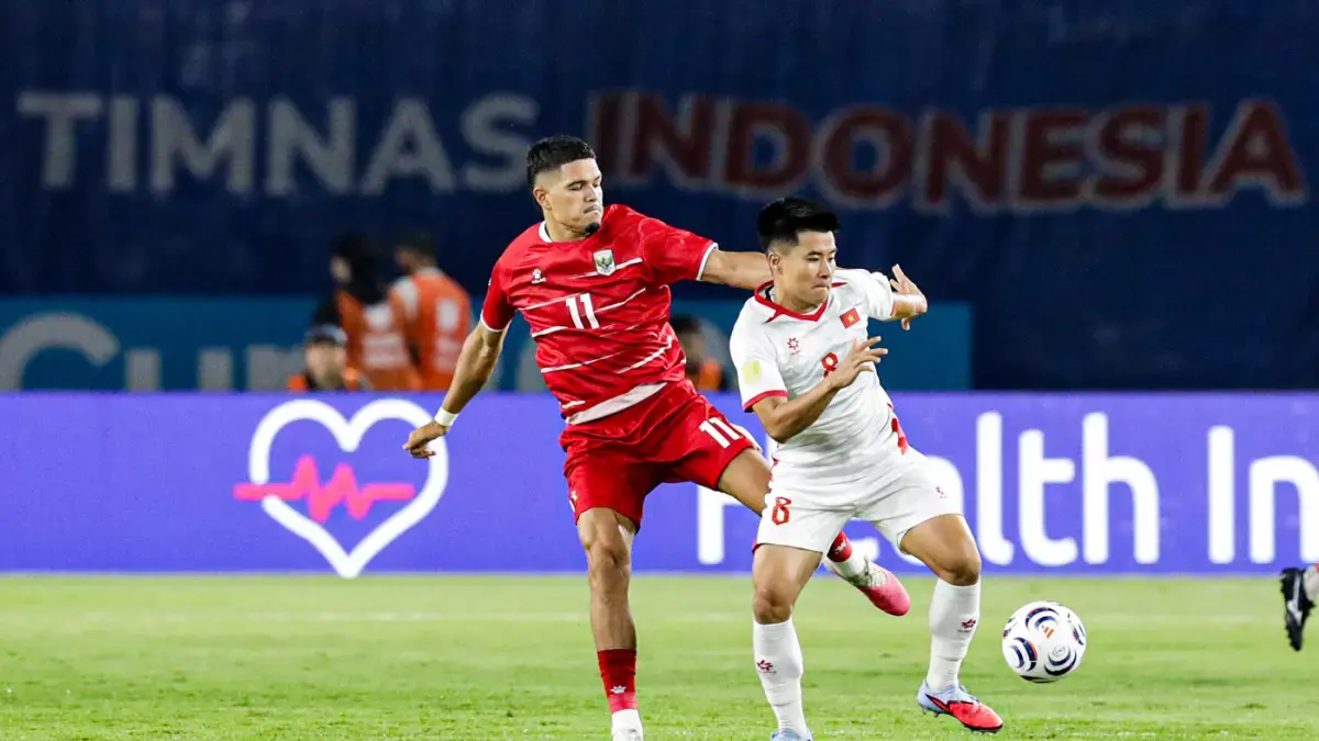 Pesepak bola Timnas Indonesia mencoba melewati pemain Timnas Vietnam pada pertandingan Grup A Piala AFF 2026 di Stadion Gelora Pakansari, Kabupaten Bogor, Jawa Barat, Senin (3/8/2026). (Salman Toyibi/Jawa Pos)


