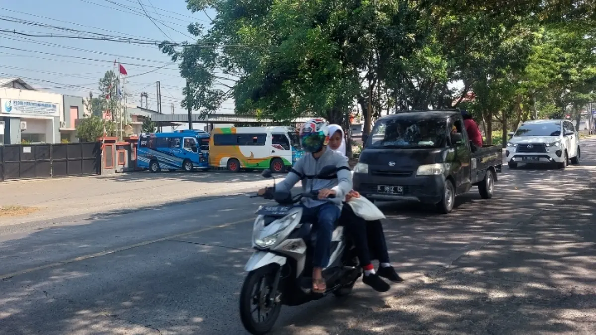 ANDRE FAIDHIL FALAH/RADAR KUDUS

AREA INDUSTRI: Pengguna jalan melintasi wilayah pabrik di Pati-Juwana belum lama ini.&nbsp;
