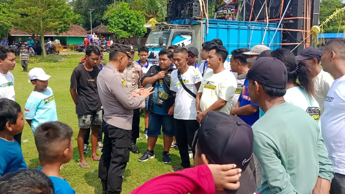 ANDRE FAIDHIL FALAH/RADAR KUDUS
DIHADANG: Polsek Tayu memberhentikan batle sound horeg di lapangan Desa Bendokaton Kidul, Tayu belum lama ini. 