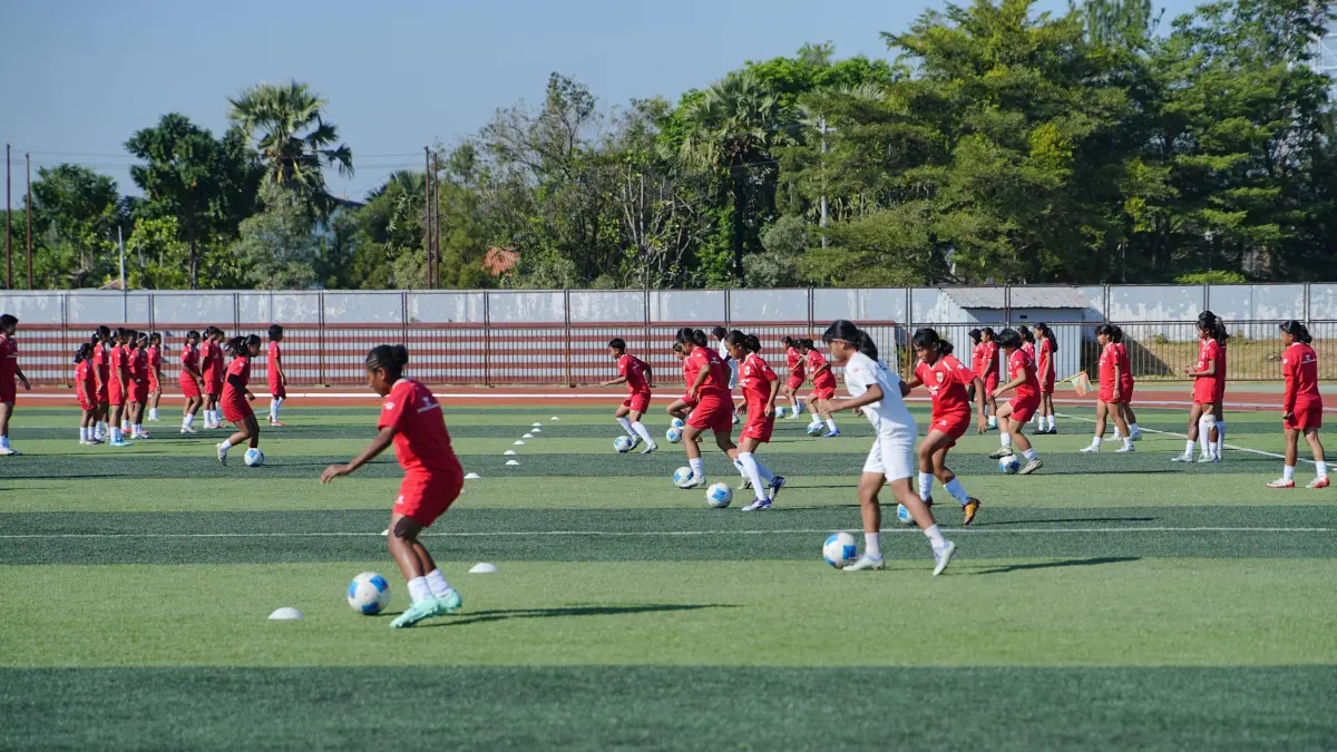 BERJUANG PENUH: Timnas Putri Indonesia U-16 menjalani pemusatan latihan untuk menyambut Srikandi Merdeka Cup. (BAKTI OLAHRAGA DJARUM FOUNDATION UNTUK RADAR PATI)
