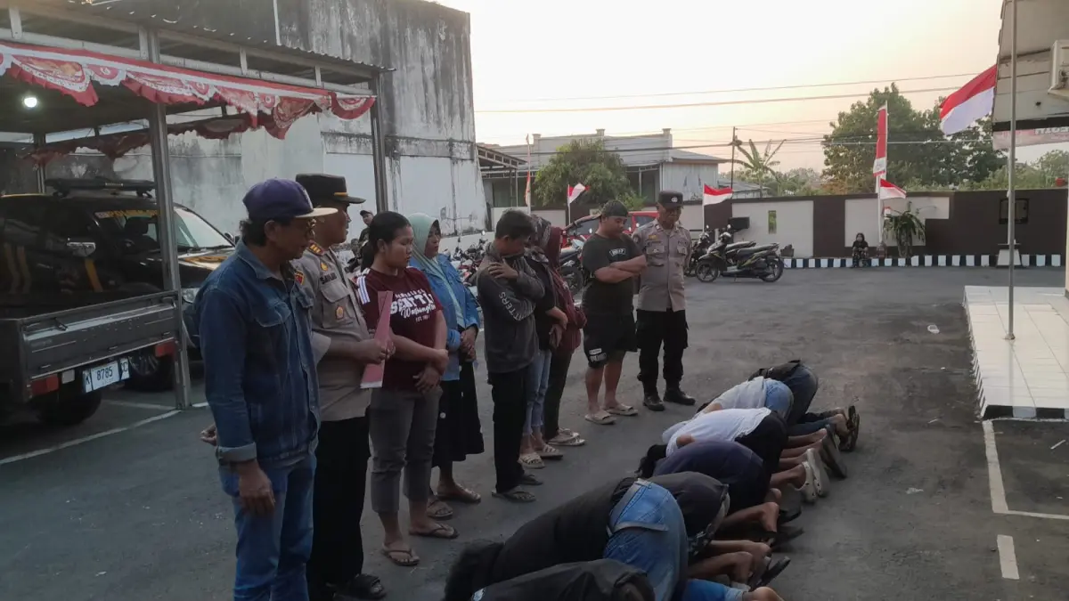POLSEK SUKOLILO UNTUK RADAR KUDUS

BERKUMPUL: Masyarakat, tokoh agama dan Polsek Sukolilo mencegah tawuran di wilayahnya kemarin.&nbsp;
