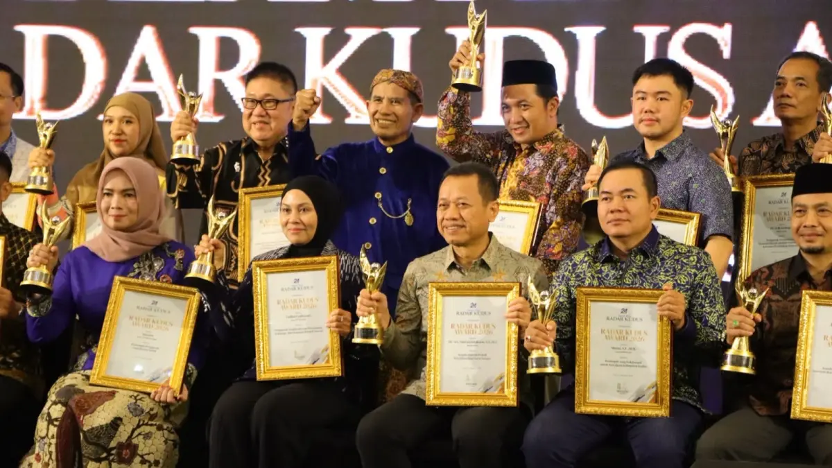 Sejumlah tokoh di Kudus meraih Radar Kudus Award, Jumat (7/8).