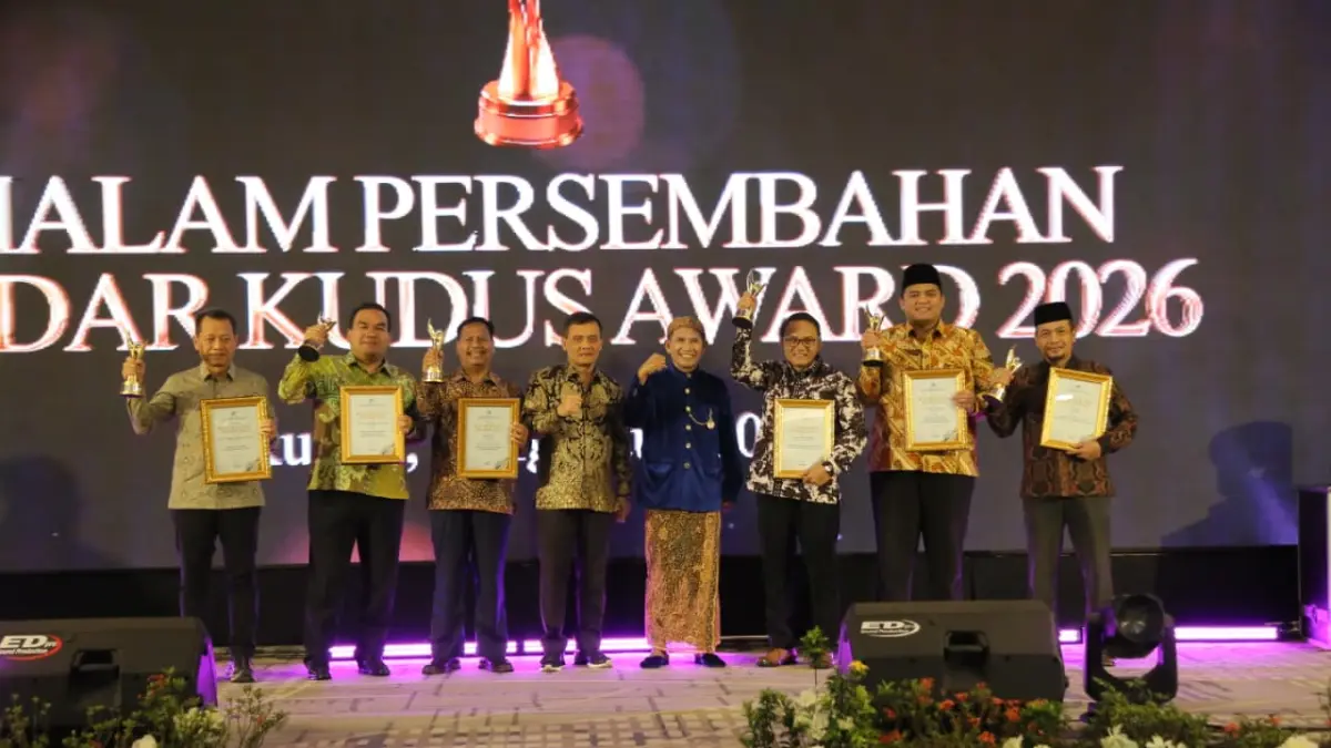 RADAR KUDUS AWARD: (Dari kiri) Bupati Kudus Sam