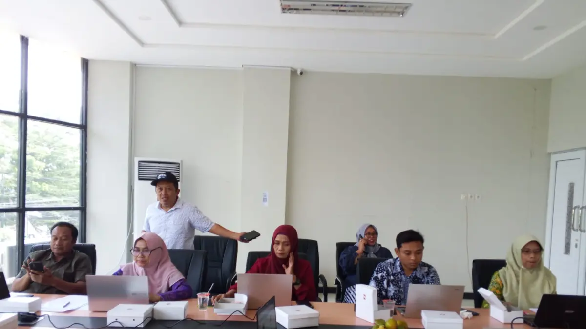 
PANTAU LANGSUNG: Suasana di Aula Ki Hajar Dewantara Dindikpora saat pengawasan ujian tertulis online. (DINDIKPORA UNTUK RADAR PATI)