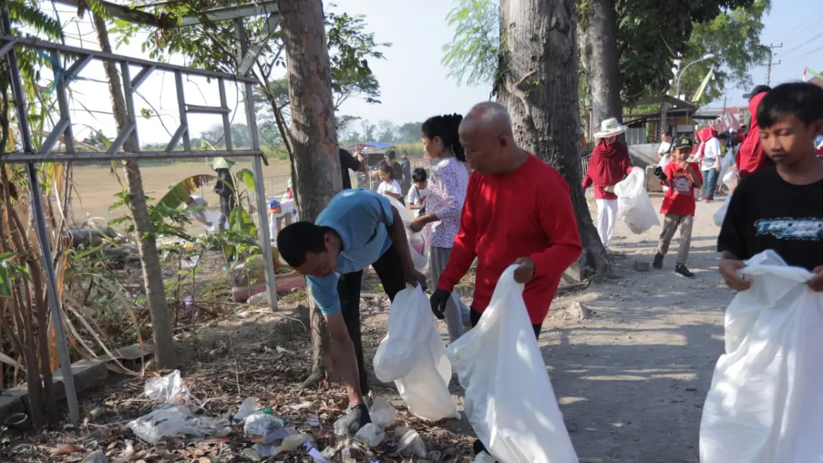 PEDULI: Masyarakat Desa Klaling, Kecamatan Jekulo, Kudus, mengikuti jalan sehat sekaligus memungut sampah di rute yang dilalui, Minggu (9/8). (DJARUM FOUNDATION UNTUK RADAR PATI)