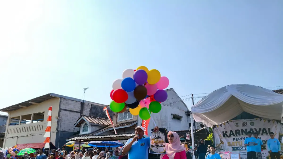 Pembina YQBS 1 Pati H. Ibrahim Wagiman beserta istri membuka acara karnaval di Lapangan Jongke Desa Sukoharjo. (ACHMAD ULIL ALBAB/RADAR KUDUS)