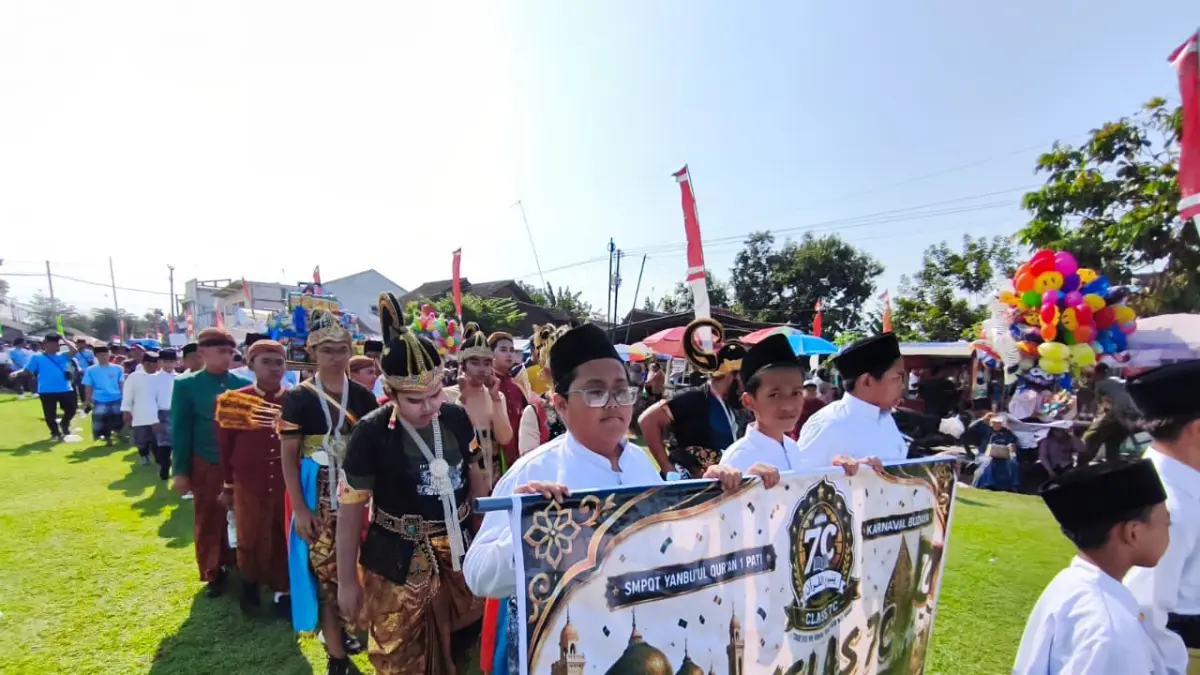 Peserta karnaval memperingati 1 dekade YQBS 1 Pati.