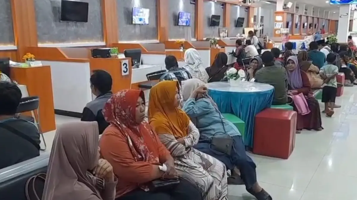 
PROSES: Sejumlah warga melakukan aktivasi BPJS di kantor pelayanan BPJS Kesehatan yang berada di Mal Pelayanan Publik (MPP). (EKO SANTOSO/RADAR PATI)

