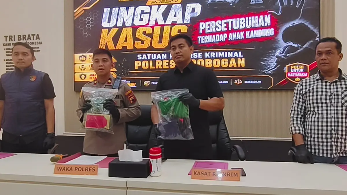 
UNGKAP KASUS – Wakapolres Grobogan Kompol Muhammad Fadhlan memberikan keterangan tentang pengungkapan perkara dugaan pencabulan ayah kandung setubuhi anak.  (SIROJUL MUNIR/RADAR PATI)
