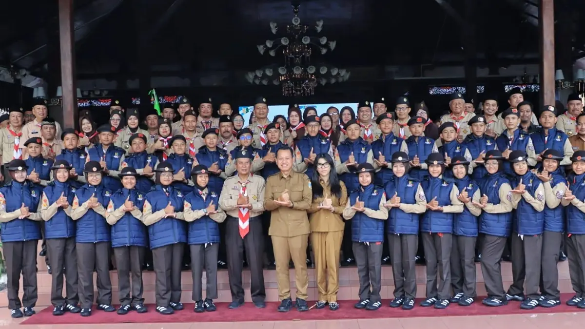 
LEPAS KONTINGEN: Ketua Mabical Sam’ani Intakoris dan Ketua Kwarcab Kudus Bellinda Birton melepas 32 kontingen Pramuka Kudus ikut Jamnas di Cibubur. (INDAH SUSANTI/RADAR PATI)
