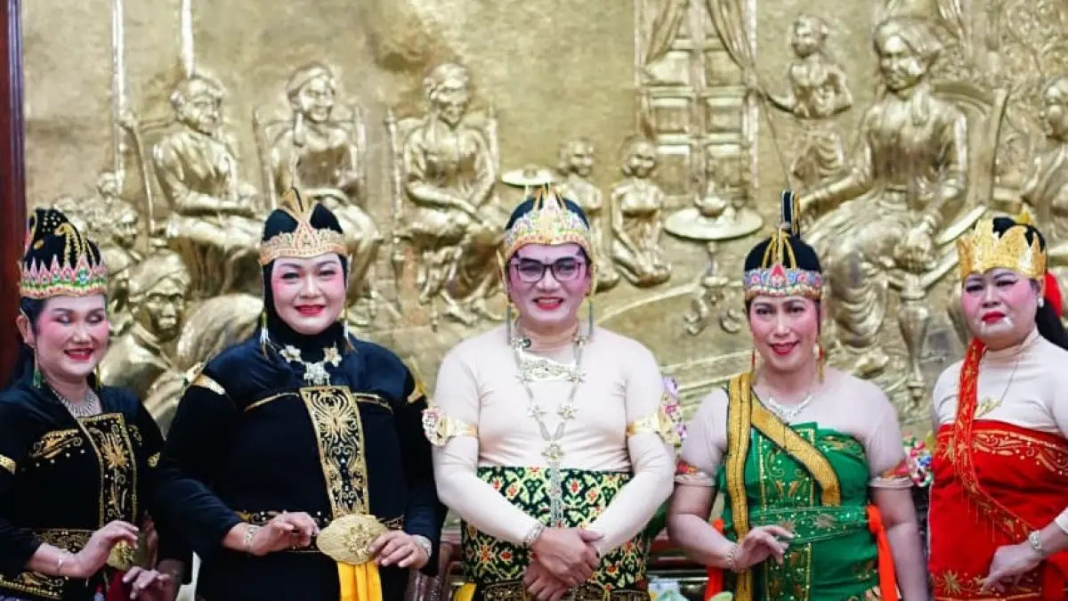 Plt Bupati Pati Risma Ardhi Chandra ikut main wayang orang di Pendopo Kabupaten Pati.