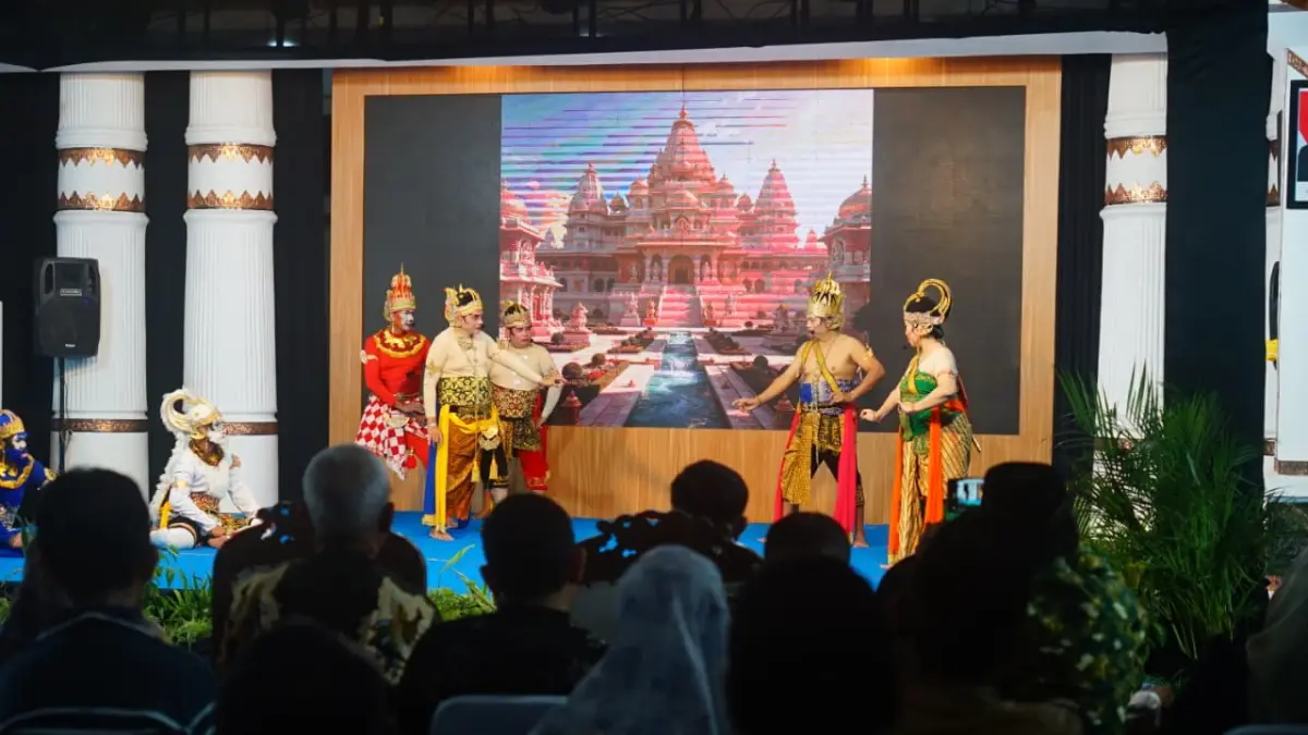 Plt Bupati Pati Risma Ardhi Chandra saat tampil dalam pentas wayang orang.