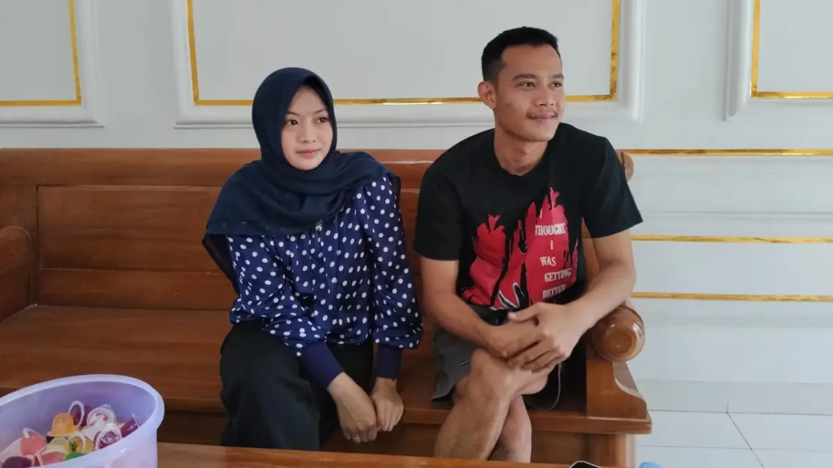 

ROMANTIS: Rico dan Laella saat ditemui di kediamannya di Desa Ketro Kecamatan Karangrayung, Grobogan. (INTAN MAYLANI SABRINA/RADARPATI)