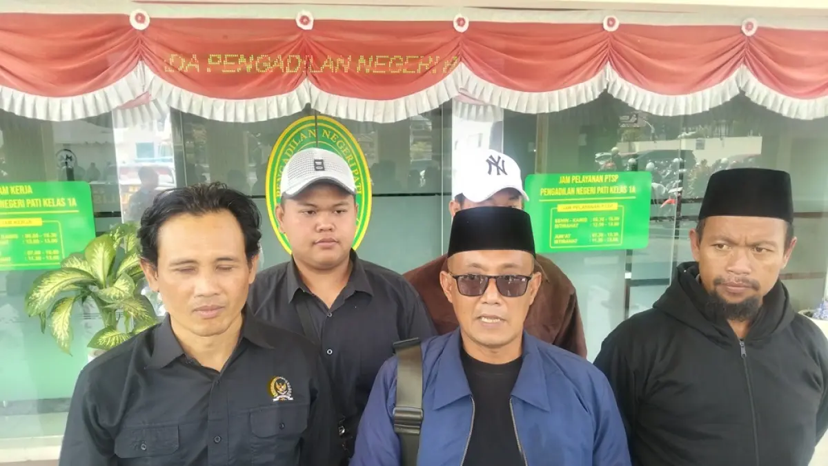 
BERDIRI: Aliansi santri mengkawal sidang kiai cabul di PN Pati pada Selasa (11/8). (ANDRE FAIDHIL FALAH/RADAR PATI)