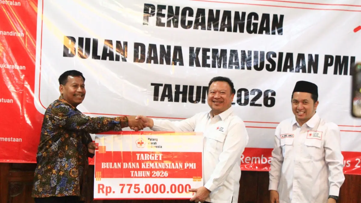 DICANANGKAN: Bupati Rembang, Harno menyerahkan simbolis pencanangan Bulan Dana Kemanusiaan PMI kepada Kajari Rembang, Rully Mutiara didampingi Ketua PMI Rembang, dr Samsul Anwar. (WISNU AJI/RADAR PATI)