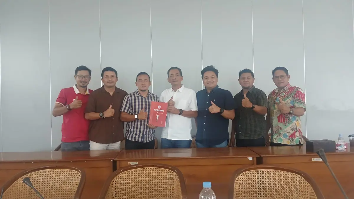PELATIH: Manajemen Persipur Purwodadi saat menunjuk Denny Rumba sebagai pelatih baru.