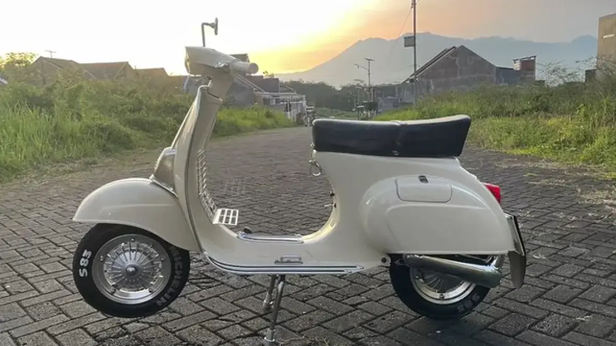 Vespa SS90. (DOK. Ist)