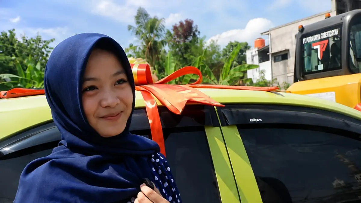 MENIKAH: Laella Nur Fadhillah (20) saat berada di samping mahar Brio Lemon.