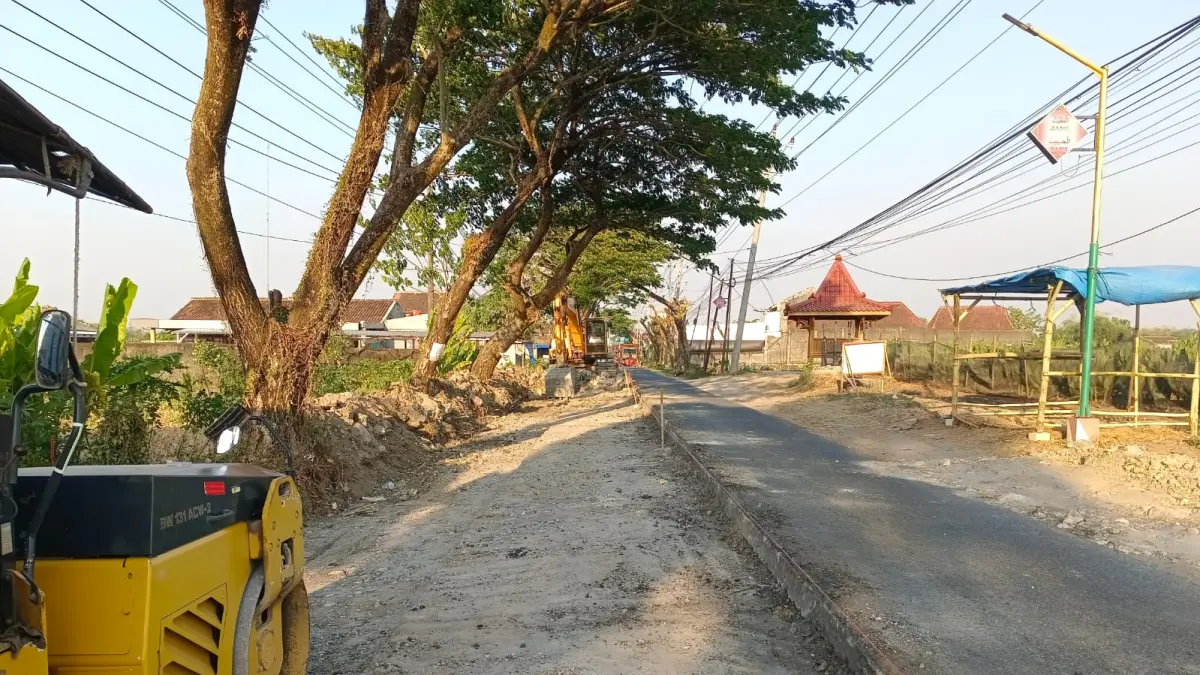 PERBAIKAN: Ruas Kalongan-Kandangan yang mulai dilakukan perbaikan peningkatan jalan. (INTAN MAYLANI/RADARPATI)