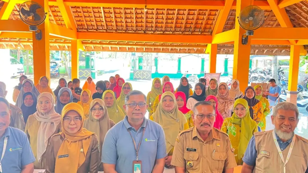 
SINERGI: Rombongan Poltekkes Kemenkes Semarang Prodi Keperawatan Blora bersama warga saat sesi foto bersama.  (POLTEKES KEMENKES Semarang Kampus IV)