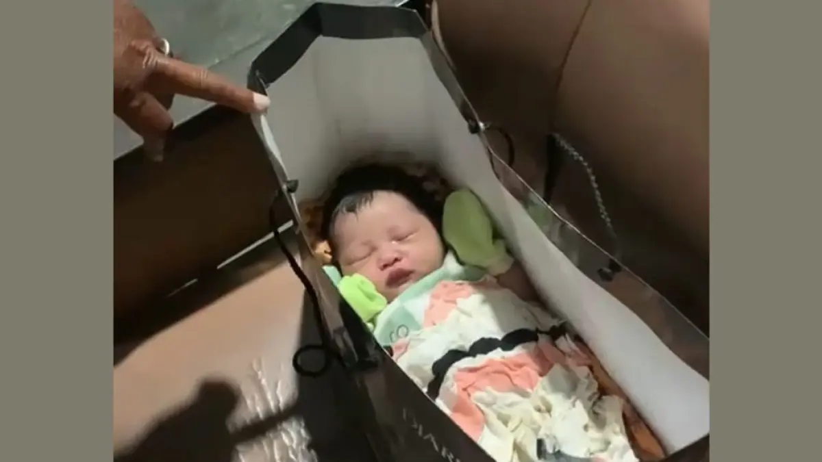 
TEGA: Kondisi bayi yang baru lahir ditemukan di teras rumah warga di Desa Karangngampel, Gebog, Kudus. (TANGKAPAN LAYAR)