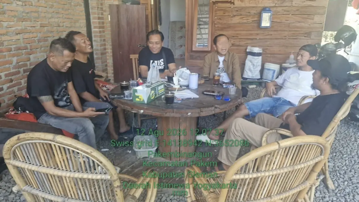 
DIJEMPUT: Tim Polresta Pati menghampiri Kades Tlogosari AR di daerah Sleman belum lama ini. (HUMASRESTA PATI UNTUK RADAR PATI)