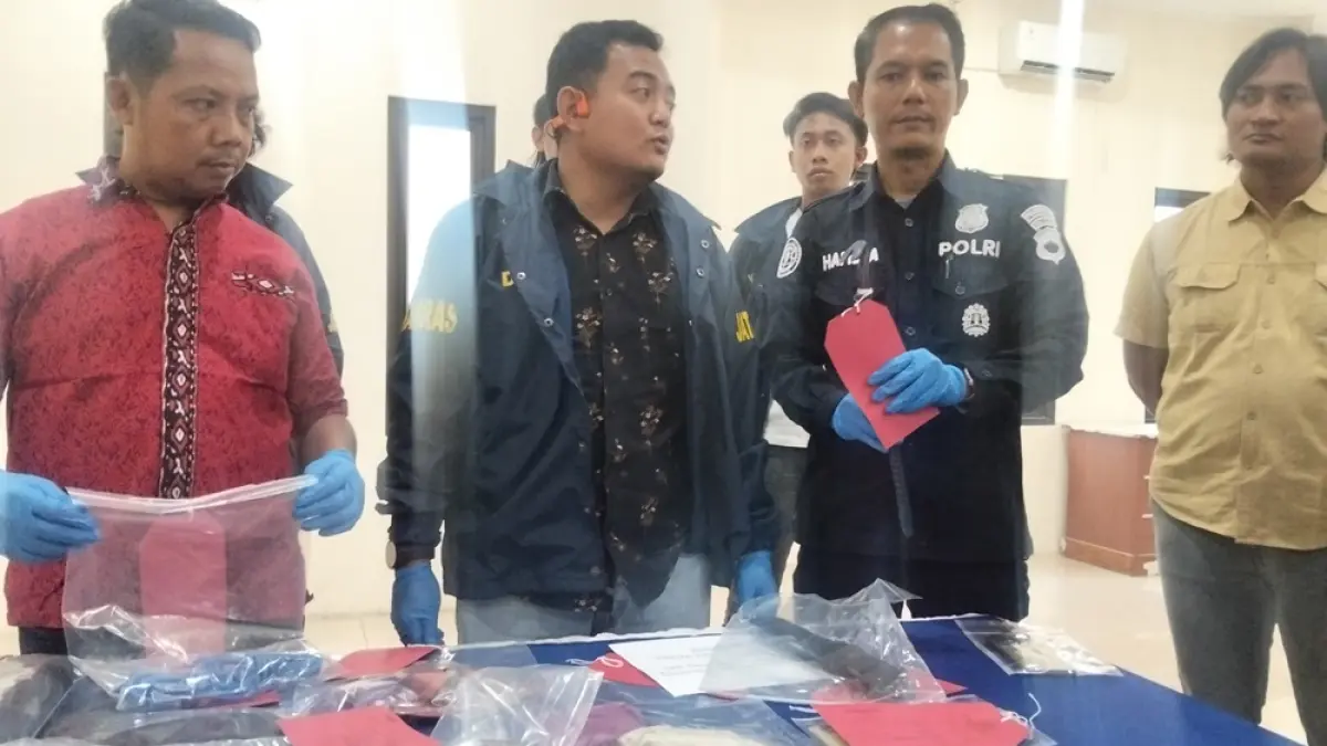 DIPEGANG: Kepolisian menunjukkan barang bukti pengeroyokan di Mapolresta Pati pada Kamis (13/8). (ANDRE FAIDHIL FALAH/RADAR PATI)