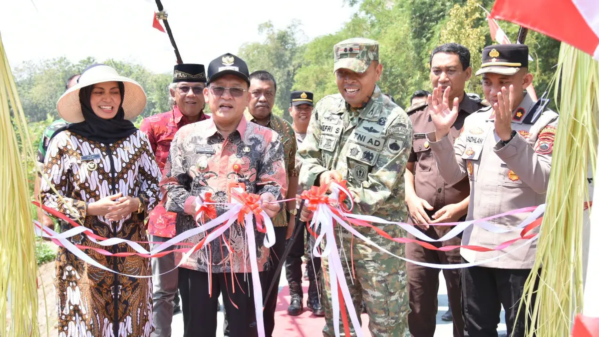 DIRESMIKAN: Jembatan Perintis Garuda di Desa Cingkrong Kecamatan Purwodadi diresmikan.