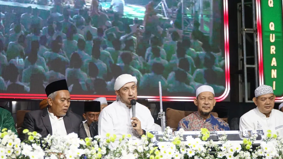 Habib Ali Zainal Abidin dari Pekalongan memimpin salawat dalam acara satu dekade YQBS 1 Pati, Rabu (12/8/2026).