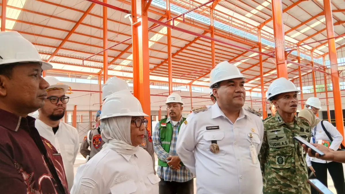 
PENINJAUAN - Bupati Blora Arief Rohman saat meninjau proyek Pasar Ngawen, Kabupaten Blora.  (ARIF FAKHRIAN KHALIM/RADAR PATI)