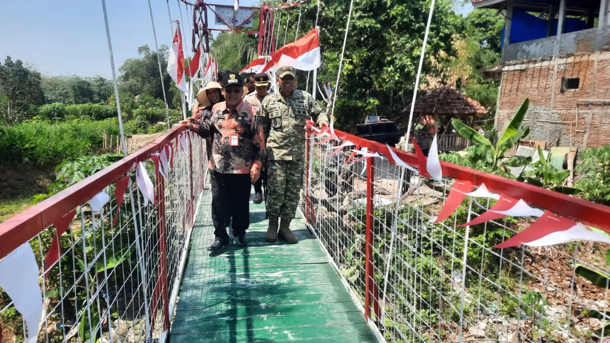 RESMIKAN: Dandim 0717/Grobogan dan Wakil Bupati Grobogan saat mencoba melintas di jembatan perintis Garuda di Desa Cingkrong, Kecamatan Purwodadi, Kabupaten Grobogan.