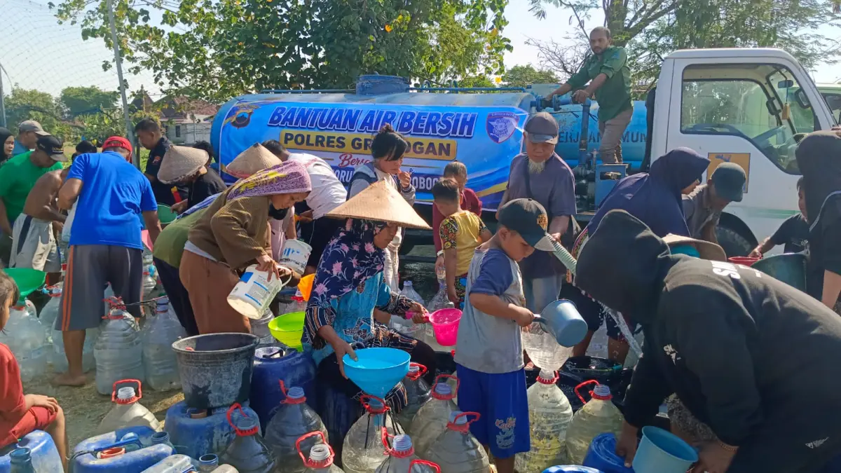 
SALURKAN AIR BERSIH –  Kapolres Grobogan AKBP Endhi Pratama bersama anggotanya menyalurkan air bersih kepada warga terdampak kekeringan.  (SIROJUL MUNIR/RADAR PATI)