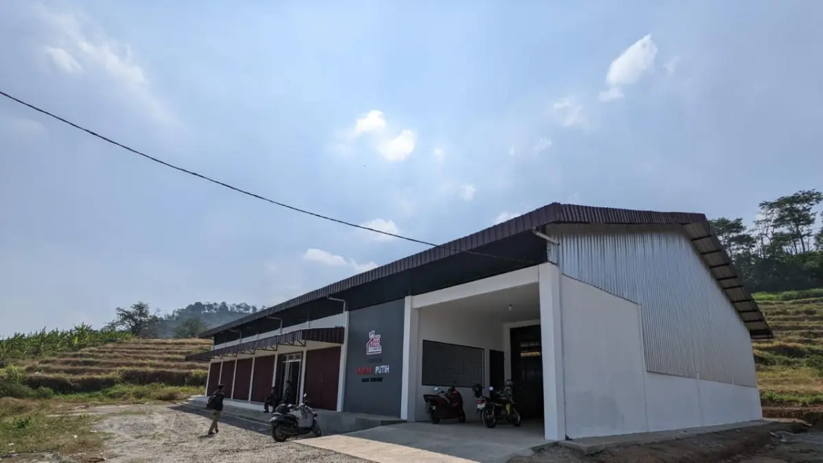 
TAMPIL BEDA: Kondisi bangunan KDKM Desa Ternadi yang berada di tengah perkebunan. (WARGA UNTUK RADAR PATI)