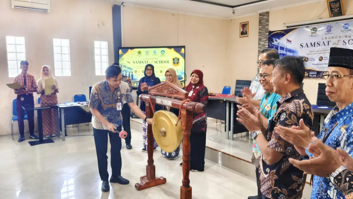 
DILUNCURKAN: Peluncuran Samsat At School oleh UPPD Rembang di Ruang Pertemuan Lantai 2 SMA Negeri 2 Rembang, Kamis lalu (13/8). (PEMKAB RBG UNTUK RADAR PATI)
