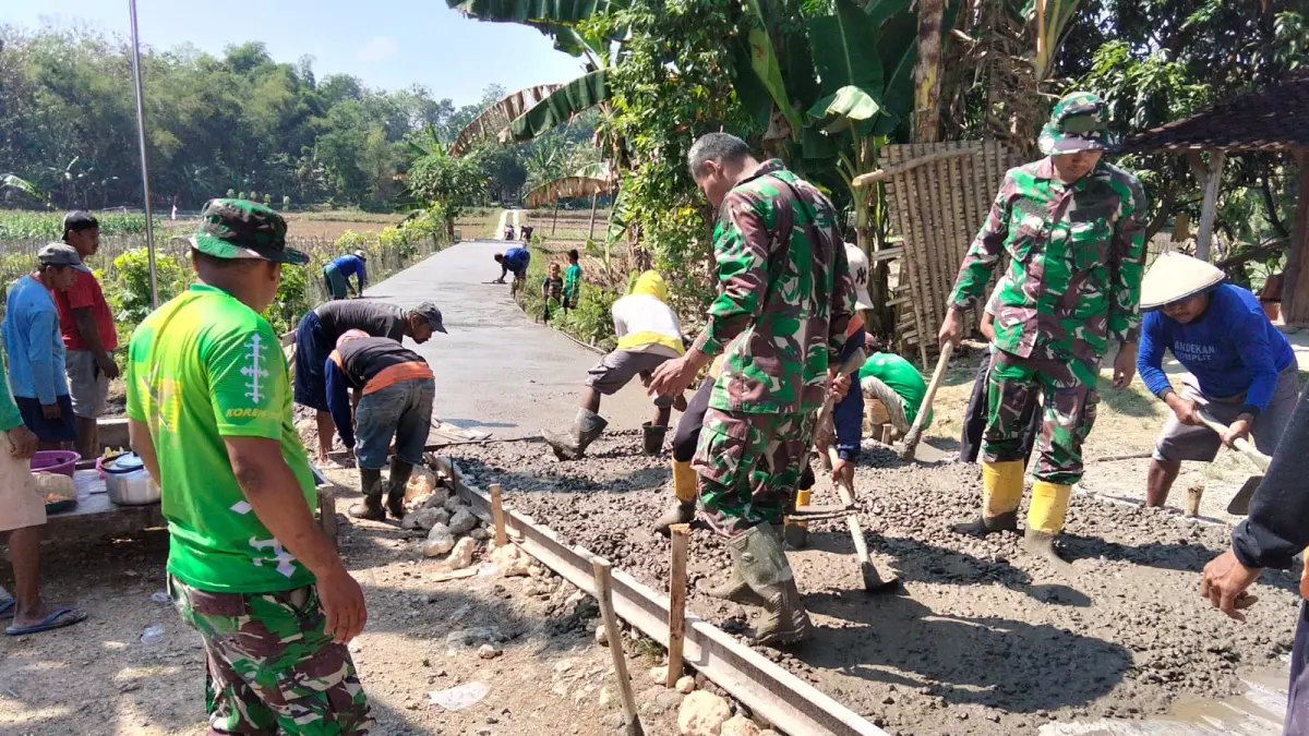 GOTONG ROYONG: KBM TNI dilakukan secara gotong royong TNI dan warga.