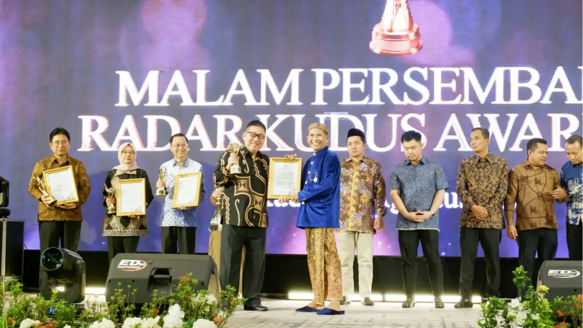 Komisaris Utama PT KSS (yang menaungi RS KSH) Drs Herry Poerwanto menerima penghargaan Radar Kudus Award 2026 oleh Direktur Jawa Pos Radar Kudus Baehaqi.