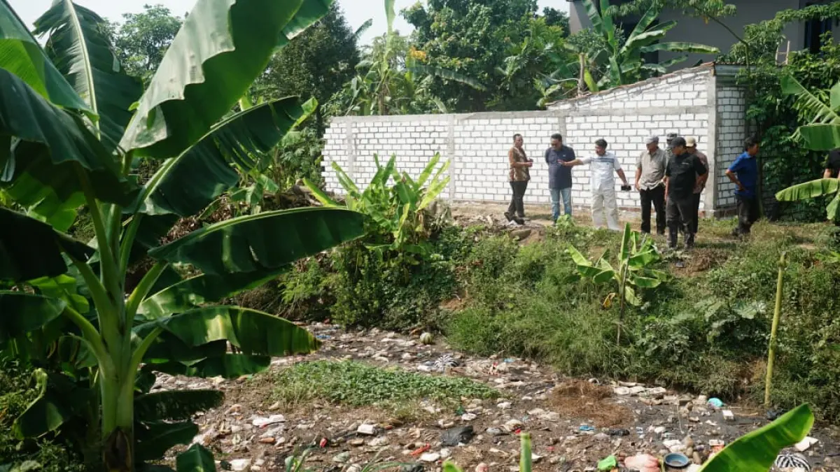 Plt Bupati Pati Risma Ardhi Chandra bersama jajarannya meninjau pencemaran di Sungai Bango Margoyoso. 