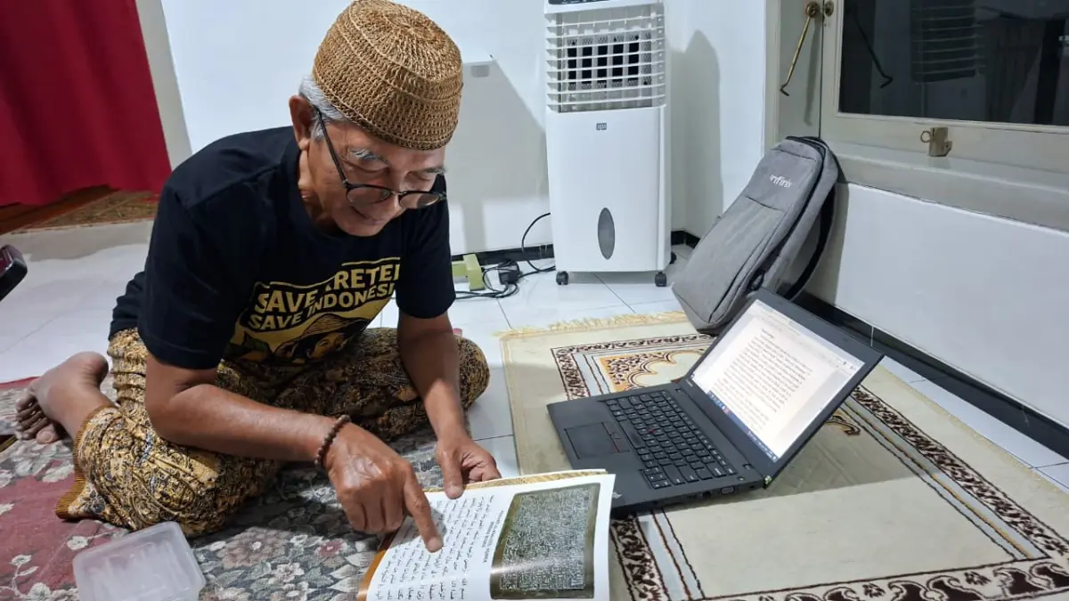 
DIKAJI: Pegiat sejarah dan kebudayaan Kudus Kulon Aslim Akmal menunjukkan beberapa literatur yang berkaitan dengan prasasti mihrab Masjid Menara Kudus. (ANDIKA TRISNA SAPUTRA/RADAR PATI)
