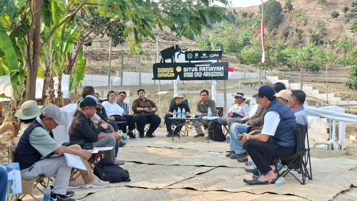 
DISKUSI: Wakil Ketua MPR RI sekaligus anggota DPR RI Lestari Moerdijat, Arkeolog Prof Truman Simanjuntak, Bupati Kudus Sam’ani Intakoris, dan sejumlah tamu undangan mendiskusikan terkait Situs Patiayam, Sabtu (15/8). (ANDIKA TRISNA SAPUTRA/RADAR PATI
