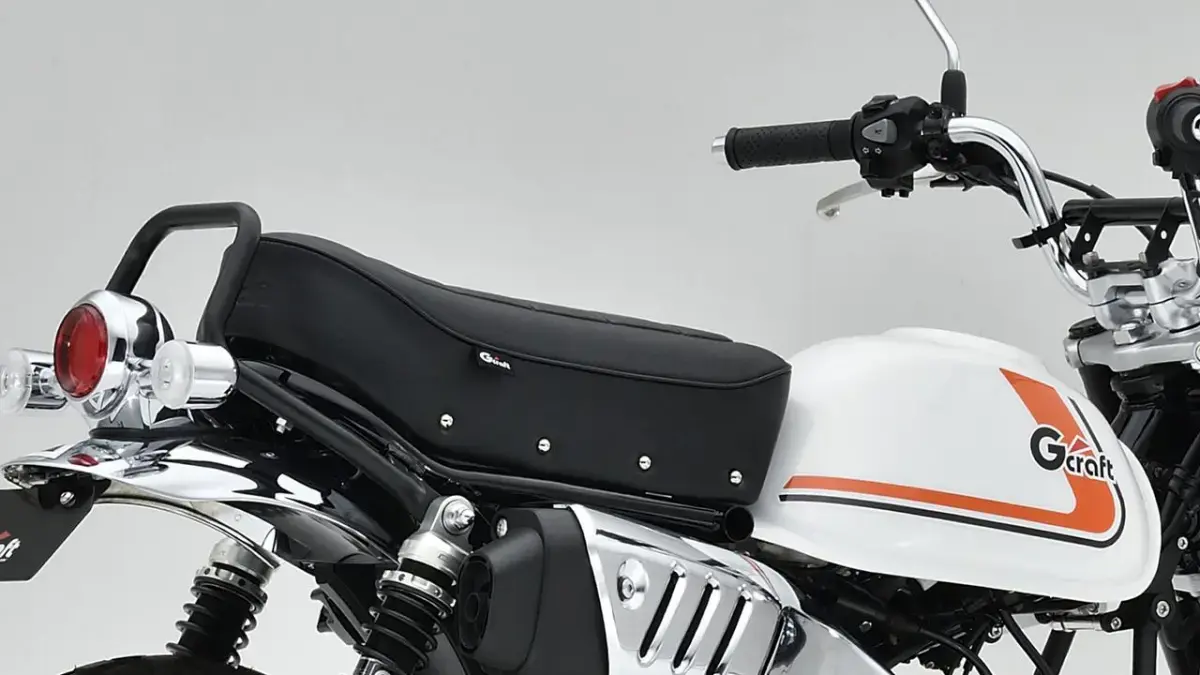 Tampilan jok custom pada Honda Monkey. (autoby.jp)