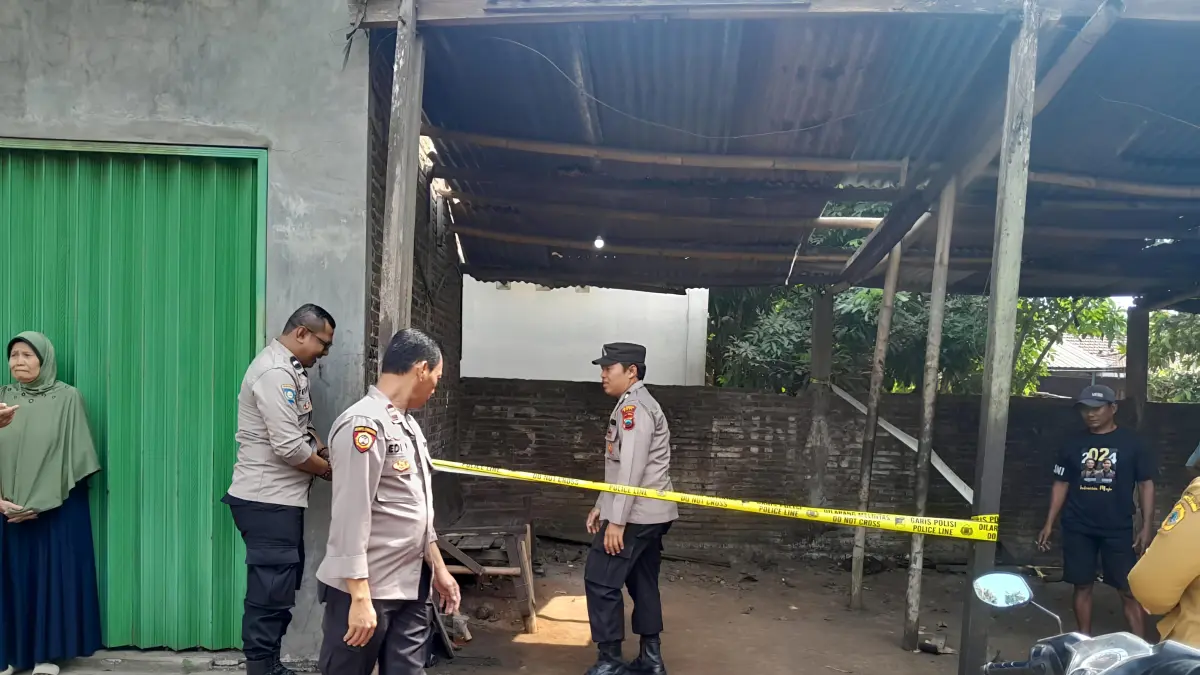 
DICEK: Kepolisian memeriksa tempat pembuangan bayi di Desa Ketanen, Trangkil pada Selasa (18/8).  (ANDRE FAIDHIL FALAH/RADAR PATI)